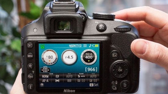 Nikon D3300 sử dụng cảm biến ảnh CMOS 24,2 megapixel, tích hợp bộ xử lí hình ảnh EXPEED 4 với tốc độ cao, hỗ trợ dải ISO từ 100 đến 25.600, tốc độ chụp liên tục 5fps và quay video Full-HD tốc độ 60fps.