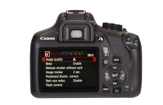 Canon EOS 1300D/T6 có cấu hình không quá mạnh mẽ với cảm biến 18 megapixel, ống kính Canon EF-S, sử dụng chip xử lý ảnh Digic 4+, hỗ trợ dải ISO mở rộng đến 12,800 và hệ thống lấy nét 9 điểm đơn giản. 