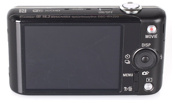 Thiết bị có màn hình khá nhỏ chỉ 2,7 inch nên cầm và sử dụng khá gọn nhẹ, đồng thời nhờ giao diện sử dụng đơn giản nên WX220 rất phù hợp cho người dùng phổ thông với nhu cầu ngắm chụp. 