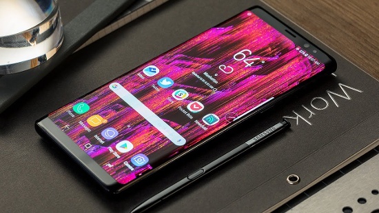 Samsung Galaxy Note 8: Với bộ nhớ RAM khủng lên tới 6GB, Galaxy Note 8 không chỉ là chiếc smartphone tốt nhất trên thị trường có bộ nhớ RAM lớn mà còn rất nhiều tính năng tiên tiến đã được Samsung trang bị cho thiết bị tốt nhất của hãng hiện nay. 