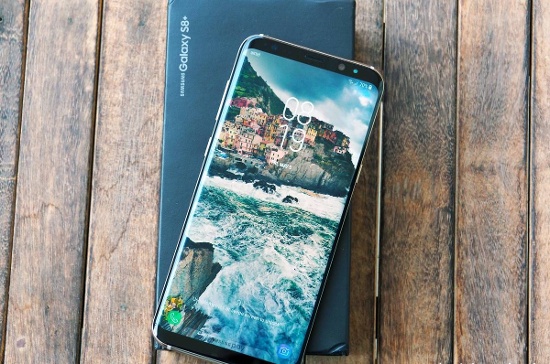 Ngoài Galaxy Note 8, Samsung còn có phiên bản Galaxy S8 Plus với bộ nhớ RAM 6GB (phiên bản RAM 4GB ra mắt đầu tiên). Đây là chiếc smartphone cao cấp nhất thuộc dòng Galaxy S series của Samsung được tích hợp rất nhiều tính năng và công nghệ tiên tiến.