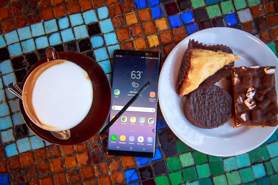 Samsung Galaxy Note 8 (S8 và S8 Plus): Mặc dù Galaxy Note 8 đứng đầu nhưng Galaxy S8 và S8 Plus của Samsung cũng rất xuất sắc với camera kép và một loạt các trò chơi dùng bút stylus. Note 8 là chiếc điện thoại Android mạnh nhất và có tính năng phong phú nhất mà người dùng có thể xem xét đầu tư. Nhưng nếu bạn không quan tâm đến bút S Pen hoặc không muốn màn hình  hiển thị lớn, thì hãy xem xét đến S8 và S8 Plus. Bên cạnh tính năng tương tự như Note 8, Galaxy S8 và S8 Plus còn có một số nâng cấp mới như Samsung Bixby, chipset Snapdragon 835 mới nhất của Qualcomm và mở khóa bằng khuôn mặt. Điều quang trọng là tất cả các flagship này đều có khả năng chống thấm nước, chống bụi tốt nhất.
