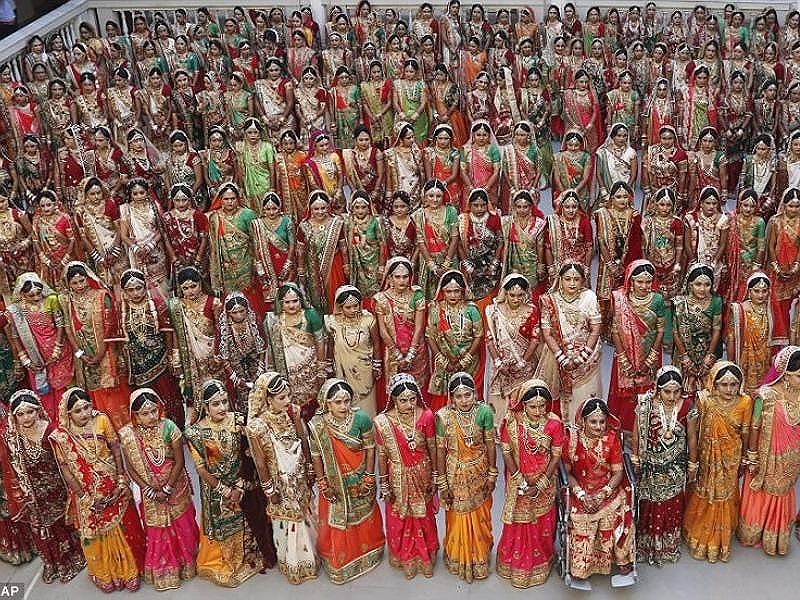 251 cô gái Ấn Độ mồ côi cha tham gia lễ kết hôn tập thể ở bang Gujarat. Ảnh: AP