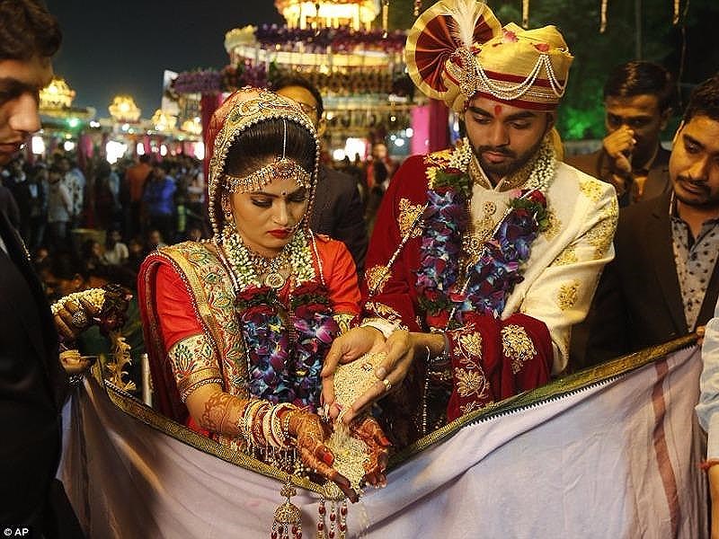 Nhiều lễ vật như trang sức và vật dụng gia đình đã được trao trong lễ cưới. Ảnh: AP