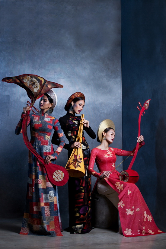 Những mẫu thiết kế áo dài đặc sắc của NTK Đinh Văn Thơ đã được Trương Thị May, Lan Khuê, Lê Thanh Thảo thể hiện xuất sắc. 