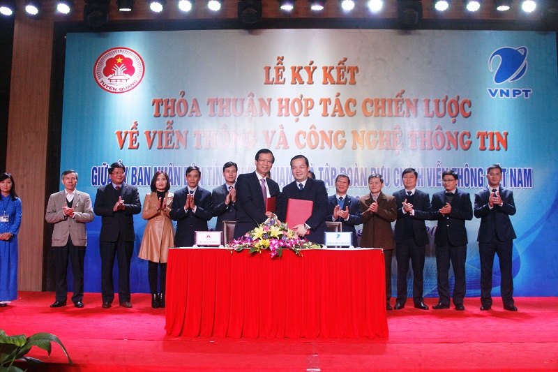 Ông Phạm Đức Long - Tổng Giám đốc Tập đoàn VNPT (bên phải) và ông Phạm Minh Huấn - Chủ tịch UBND tỉnh Tuyên Quang ký kết thỏa thuận hợp tác.