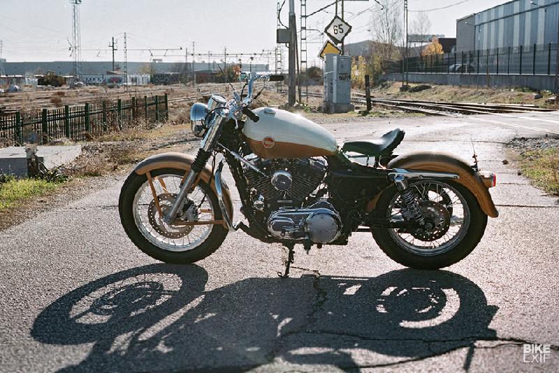 Năm 2017, dòng Sportster của hãng môtô Harley-Davidson tròn 60 tuổi. Để kỷ niệm ngày này, Efraón Triana, nhà sáng lập người Tây Ban Nha của nhóm độ UFO Garage đã chế tạo lại mẫu Sportster 2016 giống với chiếc Ironhead Sportster vào cuối những năm 50.