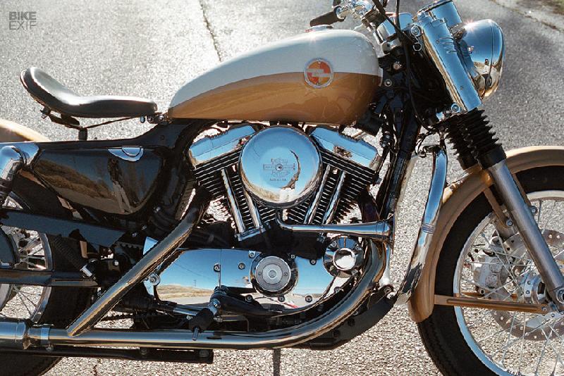 Hệ thống xả khí của xe do chuyên gia GR chế tạo giống với chiếc Sportster năm 1957. Bộ lọc khí được sửa đổi lại cho phù hợp với động cơ phun nhiên liệu Evolution.