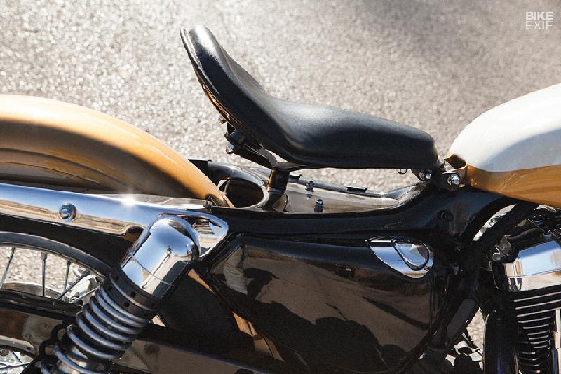 Phía trên xe là bình xăng của chiếc Sportster 1957 nguyên gốc, được tinh chỉnh để phù hợp với khung và đường ống do Milwaukee giới thiệu vào năm 2004. Huy hiệu trên bình xăng giống hoàn toàn với bản gốc, do chính Efraón tạo ra.