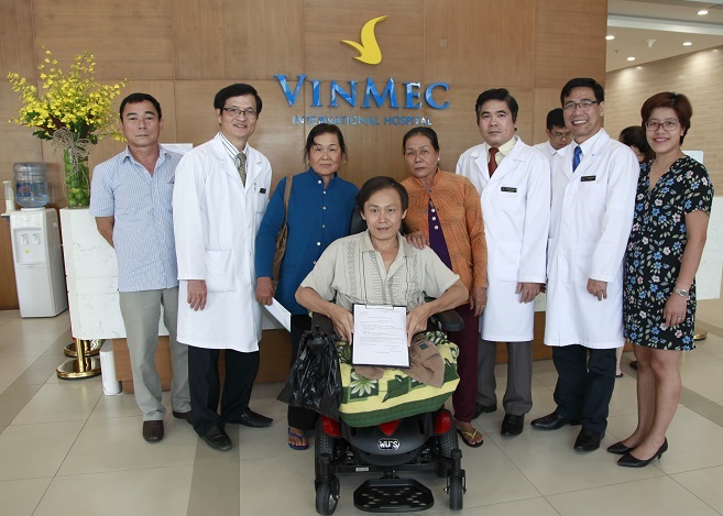 Thay mặt Quỹ Thiện Tâm, Bệnh viện Vinmec Central Park đã tặng chiếc xe lăn tự động, “nối dài” đôi chân cho anh Hiếu.