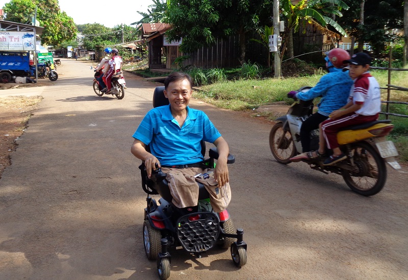 Sức khỏe hồi phục, anh Hiếu đã nhờ người lắp lại chiếc xe 3 bánh để vài hôm nữa có thể trở lại đi làm bình thường. Niềm vui được “tái xuất” khiến anh thấy phấn chấn.