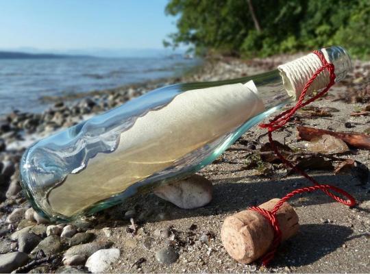 Noah Crooks phát hiện cái chai trong khi đang dọn bãi biển Stanbury Mouth