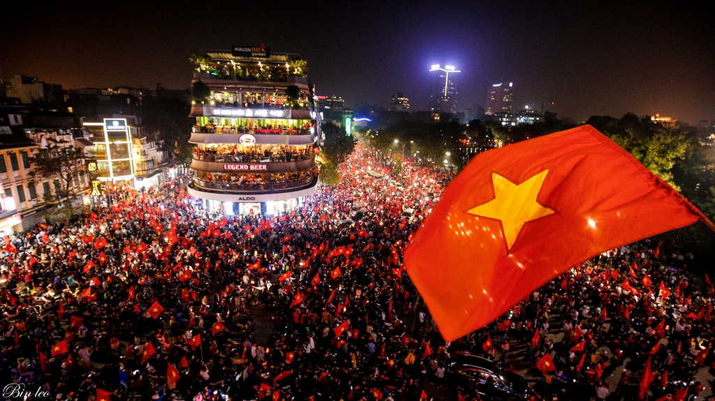 Người hâm mộ Việt Nam: Hãy xem hình ảnh để cảm nhận sự cổ vũ và đam mê của những người hâm mộ bóng đá Việt Nam. Chúng ta là những người yêu bóng đá đích thực.