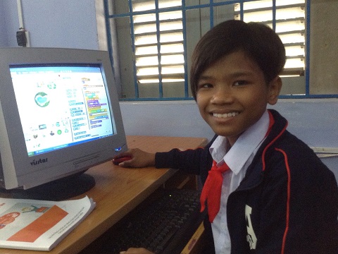 Bo Bo Nam thực hành lập trình Scratch trên chiếc máy tính cũ của trường.