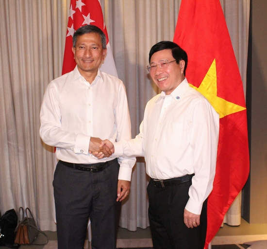 Phó Thủ tướng Phạm Bình Minh và Bộ trưởng Ngoại giao Singapore Vivian Balakrishnan.