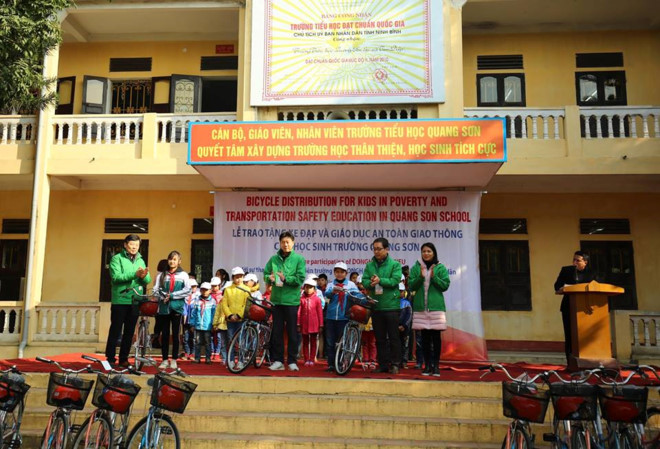 Đại diện Quỹ Văn hoá Kim Jun Ki, Quỹ Bảo trợ trẻ em Hàn Quốc trao tặng 30 chiếc xe đạp cho các em học sinh.