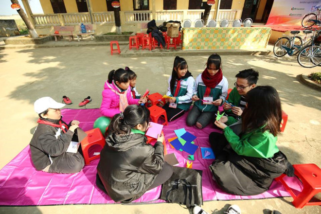 Hướng dẫn học sinh gấp hình.