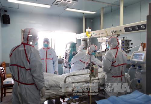 Một ca nghi nhiễm virus cúm gia cầm H7N9 được điều trị trong bệnh viện ở tỉnh Hồ Bắc, Trung Quốc năm 2017. Ảnh: AFP/TTXVN