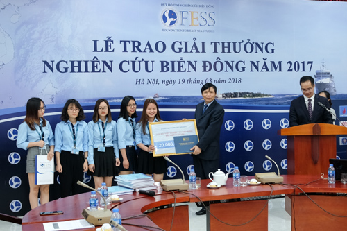Thứ trưởng Đặng Đình Quý trao giải cho nhóm sinh viên Học viện Ngoại giao Việt Nam đoạt giải.