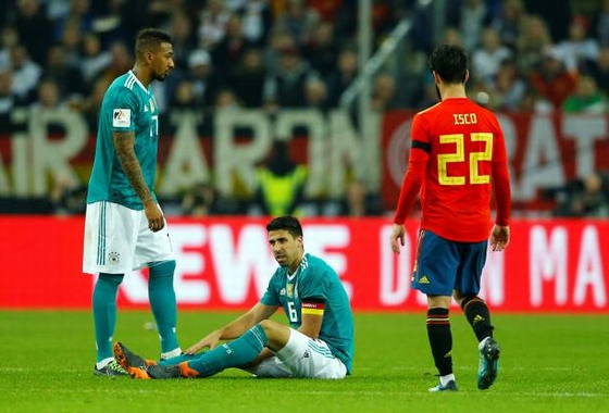 Khedira phải rời sân đầu hiệp 2 trong trận đấu với Tây Ban Nha