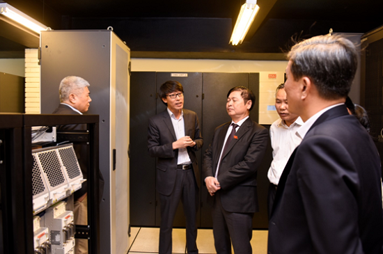 Đoàn đại biểu tham quan phòng Lab nghiên cúu của VNPT Technology tại trụ sở công ty