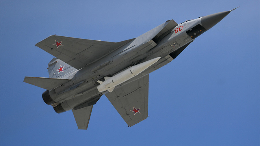 Một máy bay đánh chặn MiG-31 được trang bị tên lửa siêu âm tối tân Kinzhal