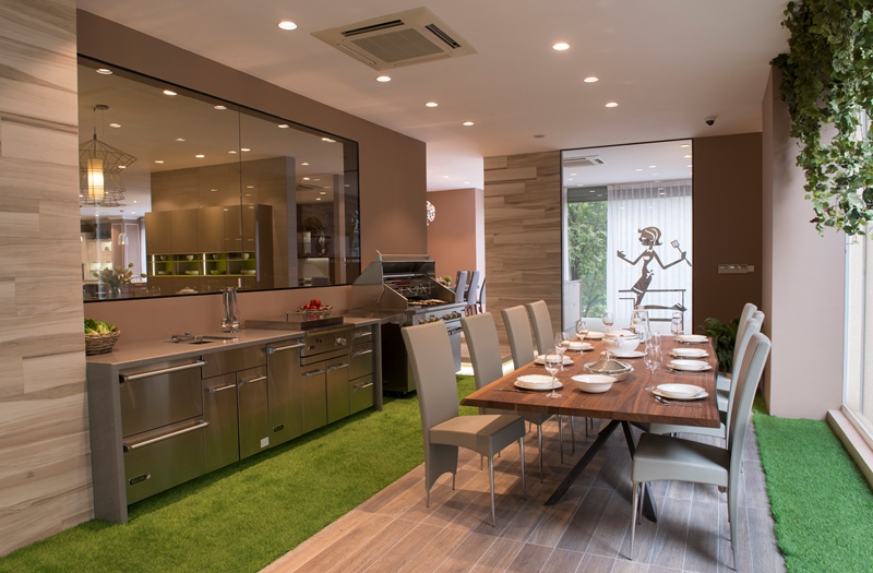 Không gian phòng bếp được trưng bày tại Showroom Đông Dương, phố Tân Mỹ, Mỹ Đình, Hà Nội.