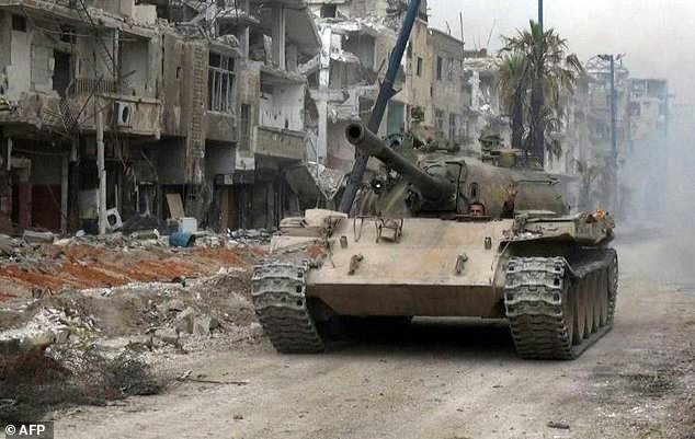 Xe tăng của quân đội Syria lăn bánh ở chiến trường phía nam thủ đô Damascus