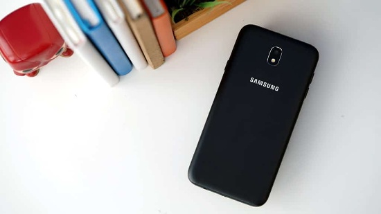 Nếu có sự khác biệt dễ nhận ra nhất ở mặt sau đó là cụm camera, trên J7 Pro thì camera chính và đèn flash LED được bố trí theo một hàng dọc không lồi. 