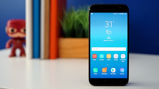 Mặt trước của Galaxy J7 Pro vẫn theo lối thiết kế truyền thống với viền trên và viền dưới rất dày, phím cứng home tích hợp cảm biến vân tay ở mép dưới màn hình, mép trên ngoài camera phụ đèn flash LED, loa thoại còn cả logo Samsung. Nhìn chung so với các máy mới ra mắt thì thiết kế này nhìn lạc hậu và kém hấp dẫn.
