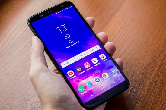 Màn hình: Cả Galaxy J7 Pro và Galaxy A6 2018 đều sở hữu màn hình công nghệ Super AMOLED với ưu điểm là thể hiện màu sắc rực rỡ, nịnh mắt, độ sáng khá tốt giúp cho người dùng có thể xem và thao tác ngay dưới ánh nắng mặt trời và góc nhìn rộng. 