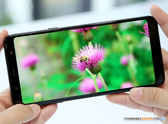 Trong khi Galaxy A6 2018 có thiết kế màn hình theo xu thế mới với màn hình viền mỏng tỷ lệ 18.5:9, kích thước lớn hơn không đáng kể chỉ 5,6 inch, độ phân giải chỉ HD+ (720 x 1480 pixel) và mật độ điểm ảnh thấp hơn nhiều khi chỉ đạt 294 ppi. 