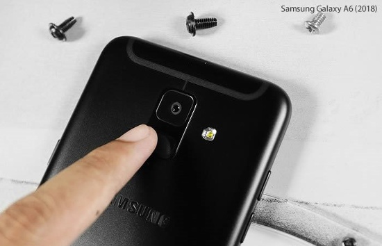 Camera: Nếu màn hình là quá trình “cải lùi” thì camera của Galaxy A6 2018 lại có những cải tiến quan trọng so với Galaxy J7 Pro. Thiết bị sở hữu camera sau độ phân giải 16 megapixel với khẩu độ lớn f/1.7, hỗ trợ tự động lấy nét theo pha, đèn flash LED và có khả năng quay video Full HD tốc độ 30 khung hình/giây.