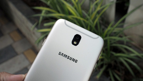 Samsung Galaxy J7 Pro sở hữu những tính năng camera chính tương tự Galaxy A6 2018 nhưng độ phân giải chỉ dừng ở mức 13 megapixel. Ưu điểm camera chính của thiết bị là tốc độ xử lý nhanh và mượt. 