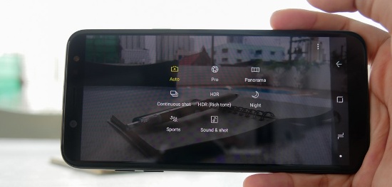 Tất nhiên ứng dụng camera trên cả Galaxy J7 Pro và A6 2018 là hoàn toàn giống nhau với 8 chế độ chụp mặc định, bao gồm cả chế độ chụp chuyên nghiệp với khả năng tuỳ chỉnh độ sáng, điều chỉnh ISO (200-800) và cân bằng trắng. 