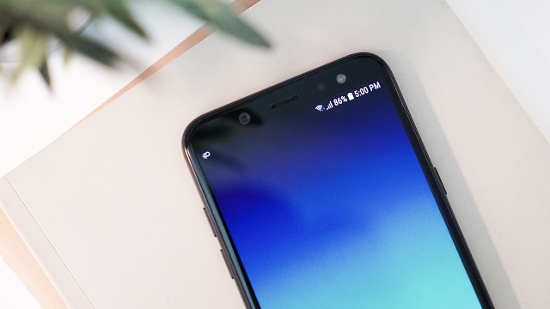 Tương tự như camera chính, đối với camera selfie, Galaxy A6 2018 sở hữu độ phân giải 16 megapixel với khẩu độ f/1.9 và được hỗ trợ thêm một đèn flash trợ sáng nhằm cải thiện trong việc chụp ảnh tự sướng vào ban đêm. 