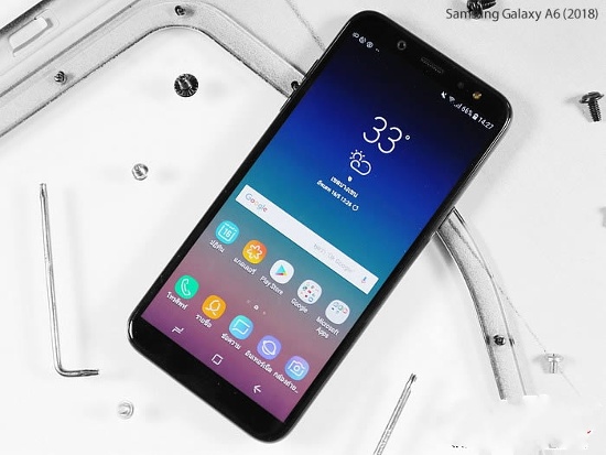 Hiệu năng: Có một điều khó hiểu là Galaxy A6 2018 vừa ra mắt lại vẫn được Samsung trang bị phần cứng giống hệt Galaxy J7 Pro ra mắt từ tháng 6/2017. Điều đó có nghĩa cả hai máy đều sử dụng bộ vi xử lý Exynos 7870 với 8 nhân xử lý Cortex A53 tốc độ 1.6GHz, RAM 3GB và bộ nhớ trong vẫn là 32GB. 