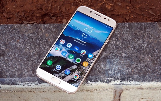 Như vậy khá thất vọng khi Galaxy A6 2018 không có bất kỳ nâng cấp nào về phần cứng, điều đó cũng có nghĩa trải nghiệm người dùng trên cả hai máy là không có nhiều sự khác biệt. Có chăng chỉ là khác biệt về phần mềm khi mà J7 Pro chạy phiên bản Android 7.0 Nougat, còn A6 2018 cài đặt sẵn phiên bản mới hơn Android 8.0 (Oreo).