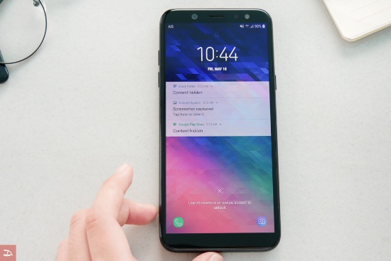Nhưng ngạc nhiên hơn khi pin của Galaxy A6 2018 lại giảm xuống còn 3.000 mAh. Tuy nhiên có thể do màn hình độ phân giải thấp trong khi vẫn sử dụng cùng một cấu hình phần cứng và được tối ưu hóa cả phần mềm với hệ điều hành mới hơn, có lẽ thời lượng pin của hai máy sẽ không khác nhiều.