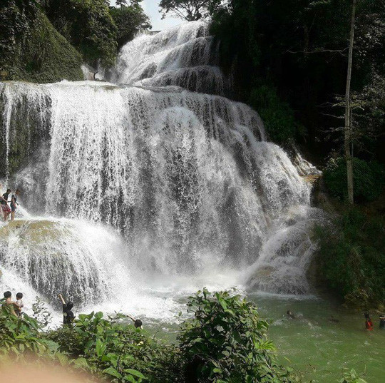 Từ Hà Nội hiện nay chưa có tuyến nào chạy thẳng tới Thác Mu mà bạn phải bắt xe khách tới Vụ Bản, thuộc huyện Lạc Sơn, Hòa Bình rồi từ đó thuê xe di chuyển tới đây. Ngoài ô tô, bạn có thể lựa chọn phương tiện di chuyển bằng xe máy. Với quãng đường dài 130km, từ Hà Nội bạn chỉ cần khoảng 3 tiếng đồng hồ là có mặt tại thác Mu (Hòa Bình).