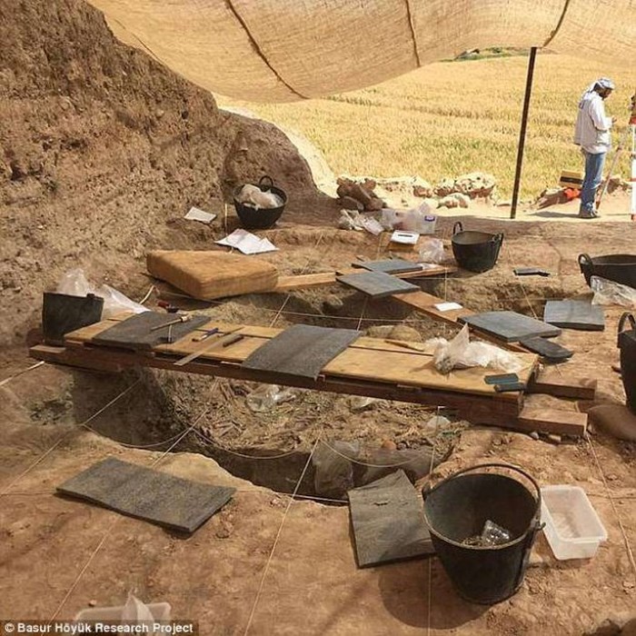 Khu khảo cổ ở vùng Başur Höyük, Thổ Nhĩ Kì chứa nhiều bộ xương của trẻ nhỏ đã bị giết từ Thời đại đồ đồng. Ảnh: DailyMail