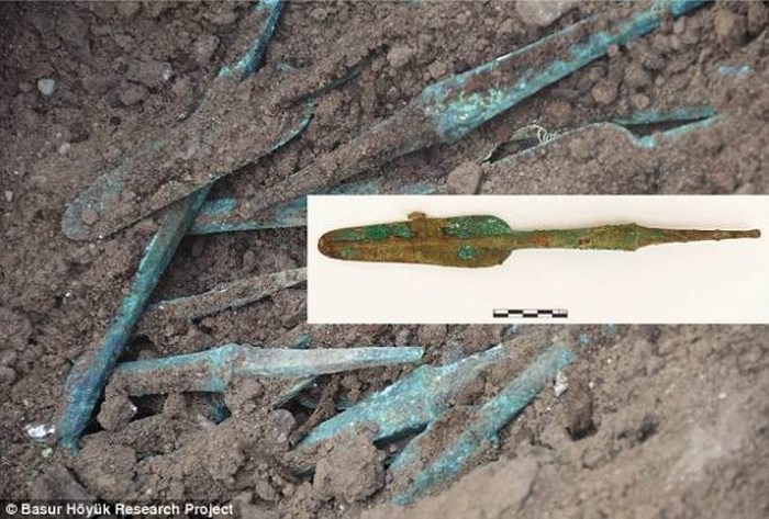 Khoảng 100 mũi giáo nhọn bằng đồng cũng được tìm thấy tại địa điểm khai quật. Ảnh: DailyMail