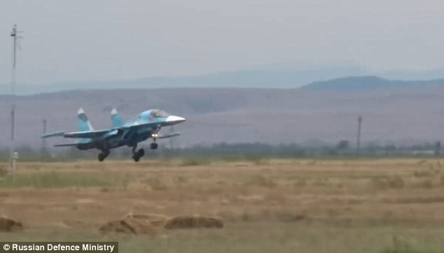 Chiến đấu cơ Su-34 trở về căn cứ sau khi thực hiện đòn tấn công ngoạn mục
