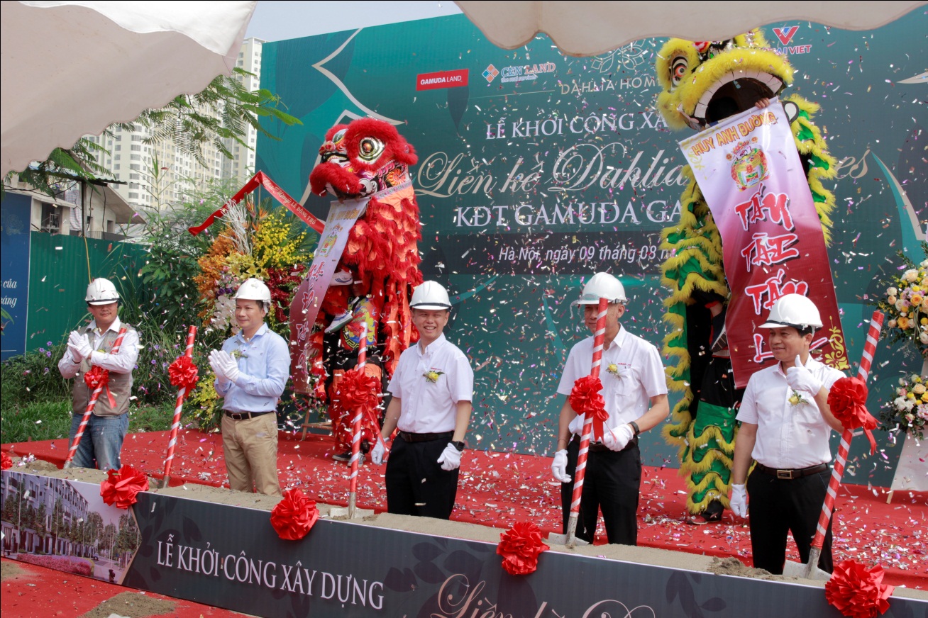 Đại diện chủ đầu tư Gamuda Land Việt Nam, đại diện đơn vị phân phối CENLAND, đại diện đơn vị thi công ICON4, đại diện đơn vị thi công VILAI Việt thực hiện nghi thức khởi công dự án
