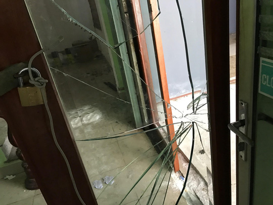 Phần cửa kính của công ty bị đập bể