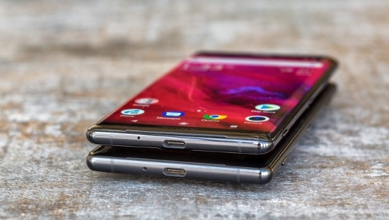 Thực tế thiết kế này không quá mới, bởi nó đã được Samsung sử dụng lần đầu tiên trên chiếc Galaxy S6 Edge kể từ năm 2015, nhưng đây là lần đầu tiên Sony sử dụng trên smartphone của hãng. Do đó trải nghiệm cầm nắm và sử dụng trên XZ3 sẽ tốt hơn nhiều so với XZ2.