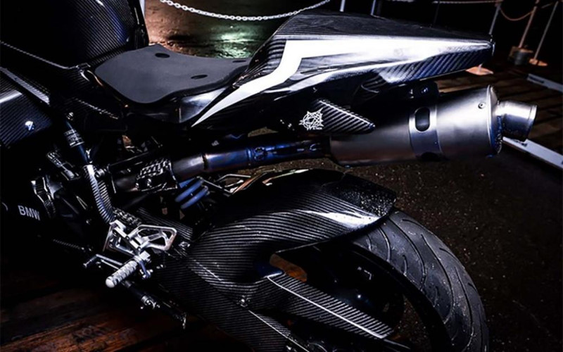 Tuy nhiên khác với người anh em TVS Apache RR 310, chiếc BMW G310RR Supersport mới này có dàn áo thừa hưởng từ đàn anh BMW S1000RR với thiết kế bất đối xứng, yếm phải của xe có thiết kế hốc gió dạng mang cá mập, trong khi đó yếm phải có hốc gió mở.