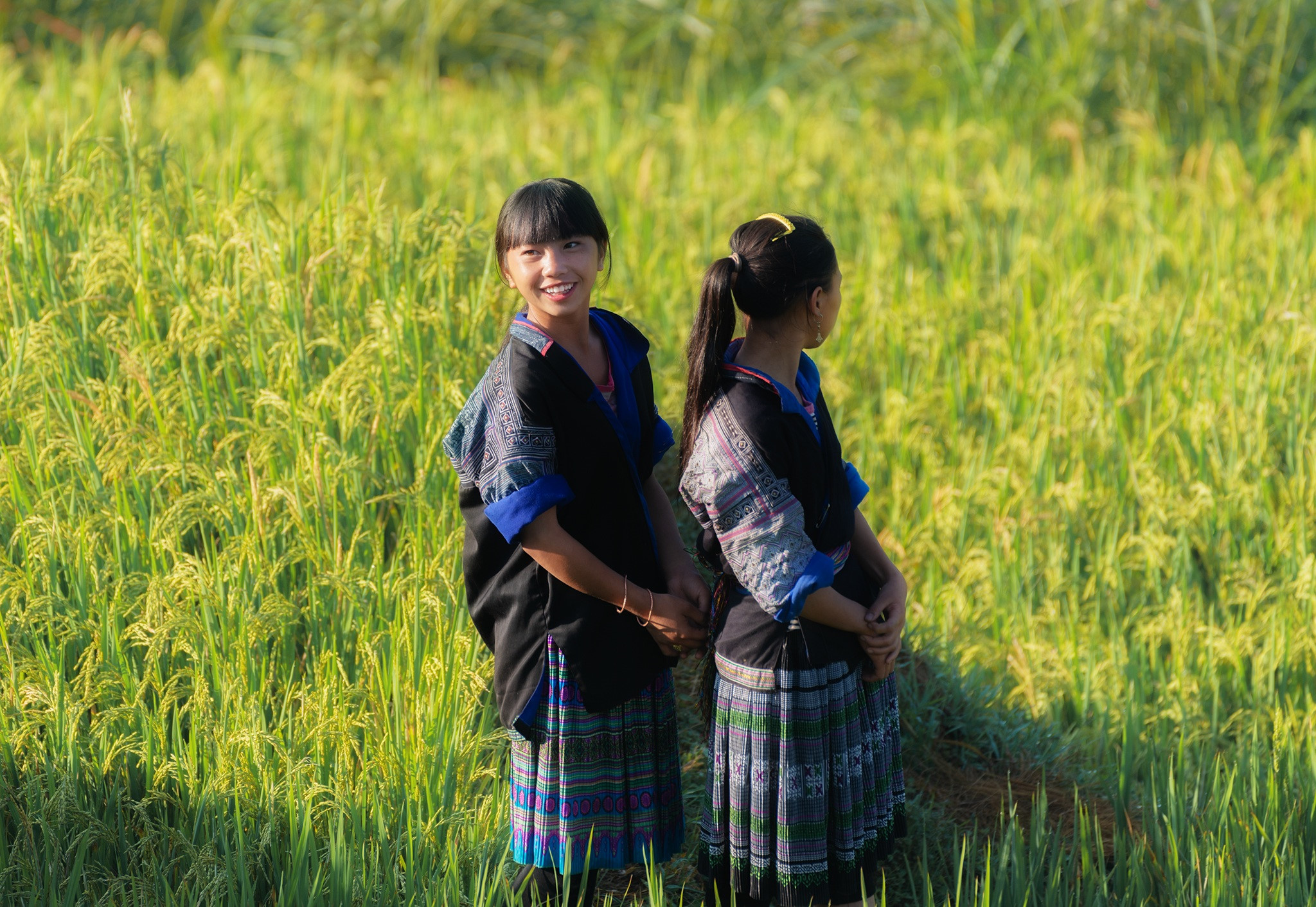 Những cô gái vùng cao trong trang phục dân tộc với nét mặt rạng ngời, tự hào về vẻ đẹp thiên nhiên quê hương.