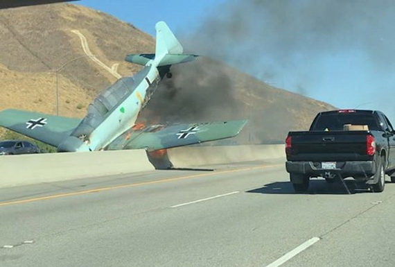 Máy bay lao xuống đường cao tốc, bốc cháy ngùn ngụt
