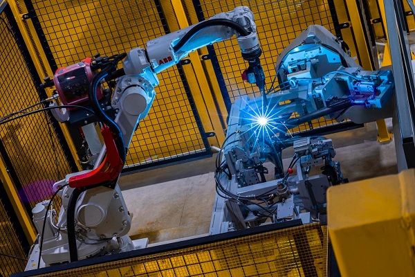 Tại xưởng hàn, khung xe được hàn 100% bằng robot tự động. VinFast ứng dụng công nghệ hàn CMT đảm bảo chất lượng mối hàn cực cao. Đây cũng là nhà máy xe 2 bánh duy nhất ở Việt Nam ứng dụng quy trình hàn đột phá này.